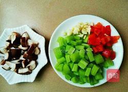 香菇炒笋丁的做法图解2