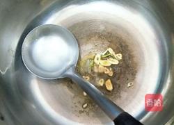 萝卜炝锅面条的做法图解2