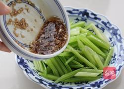 腰果炝芹菜的做法图解9