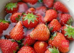 草莓酸奶沙拉的做法图解3