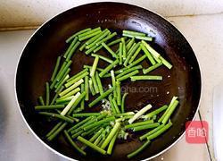 鸡蛋炒蒜苔的做法图解5