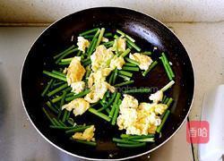 鸡蛋炒蒜苔的做法图解6