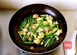 鸡蛋炒蒜苔的做法图解8