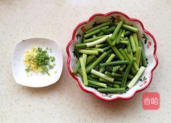 蒜苔炒肉的做法图解1