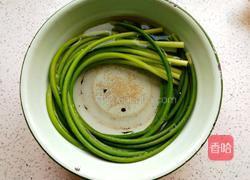 手撕蒜薹的做法图解3