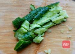 黄瓜洋葱拌木耳的做法图解2