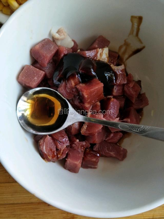 红椒切小丁，牛排肉用一小勺料酒，蚝油，酱油，适量黑胡椒粉，五香粉一小勺橄榄油腌制15分钟。