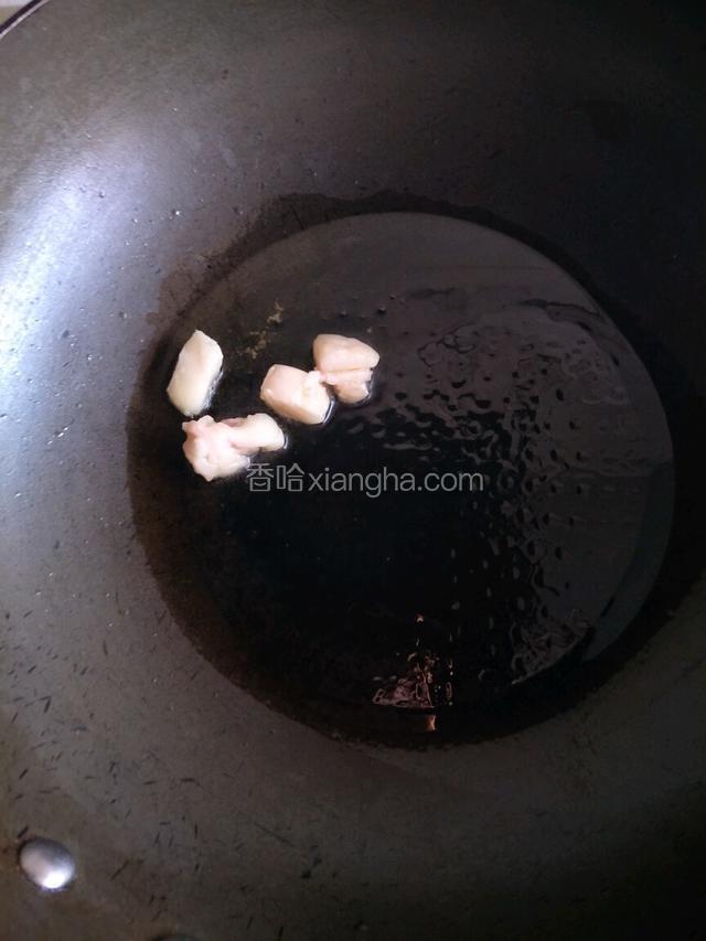 锅烧热，放入橄榄油，和牛排肥肉块，炒一会儿。