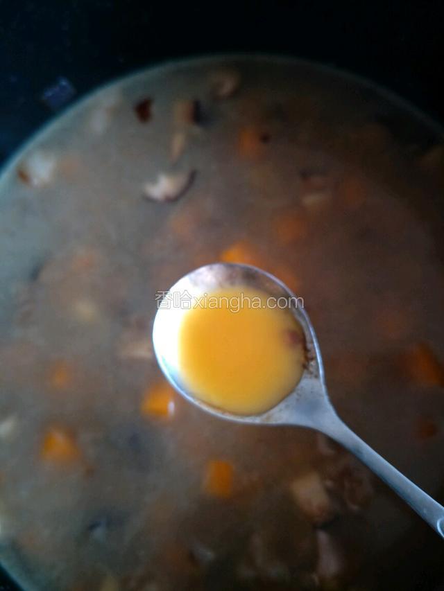 米头洗干净，把炒好食材放入米饭锅里，加入一勺太太乐鲜鸡汁，和适量水。