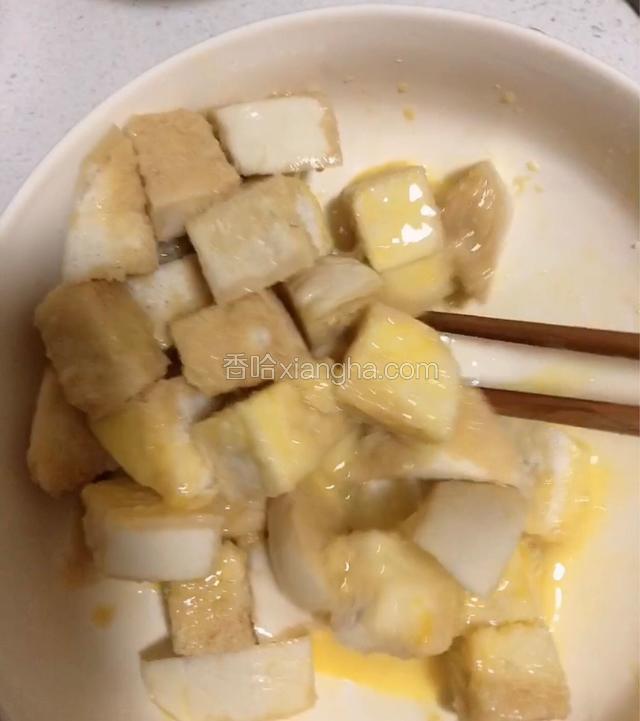 鸡蛋可以用两个，放入少量生抽，搅匀倒入馒头块中，包裹馒头块。