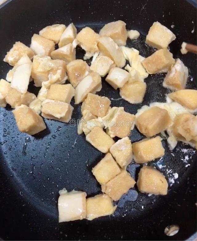 锅中放油，倒入裹好的馒头块，翻炒均匀。