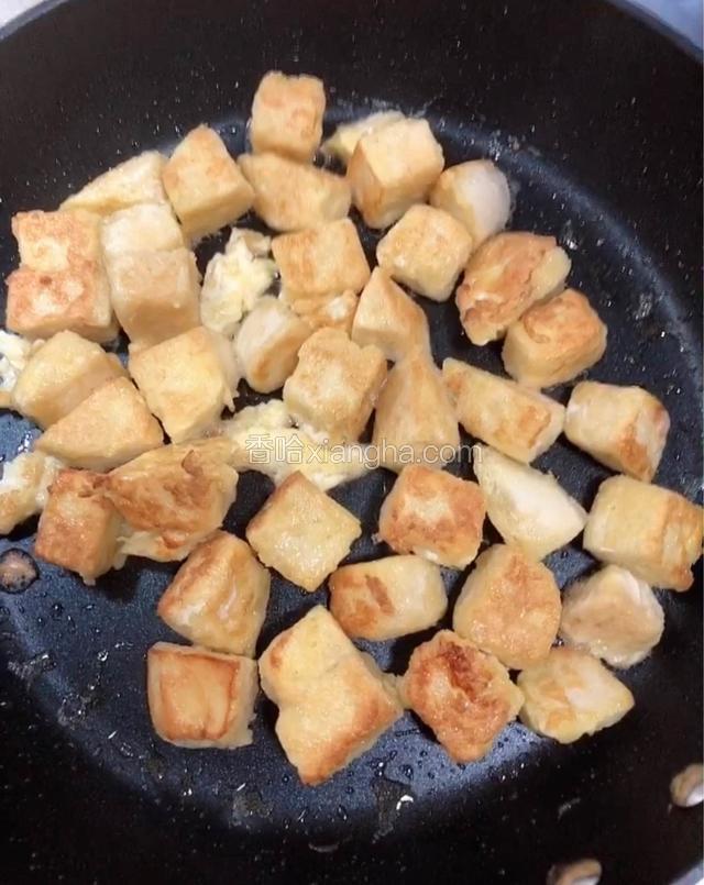 煎至至馒头块焦黄。