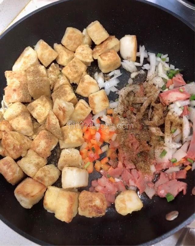 加入生抽、盐、黑胡椒、五香粉、孜然粉，翻炒均匀。