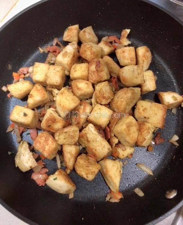 将配菜与馒头块炒在一起，所有食材翻炒均匀。