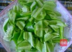 尖椒爆大肠的做法图解2