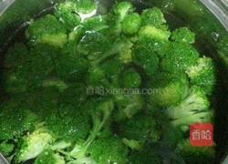 西蓝花炒肉片的做法图解1