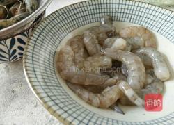 香酥面包屑炒虾仁的做法图解1