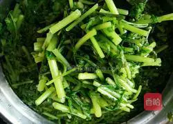 Illustration of how to mix chrysanthemum with garlic 2