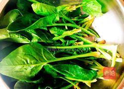 凉拌果仁菠菜的做法图解1