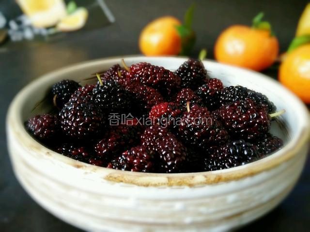 准备好一份黑桑葚，淡盐水中浸泡一会儿，然后冲洗干净备用