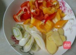 菜椒炒鱿鱼的做法图解3