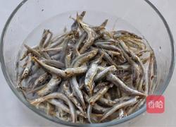 香辣花生米小鱼干的做法图解1