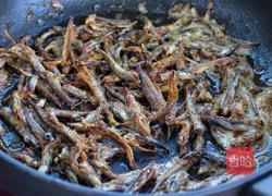 香辣花生米小鱼干的做法图解5