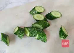 Illustration of how to make cucumber and scrambled eggs 2