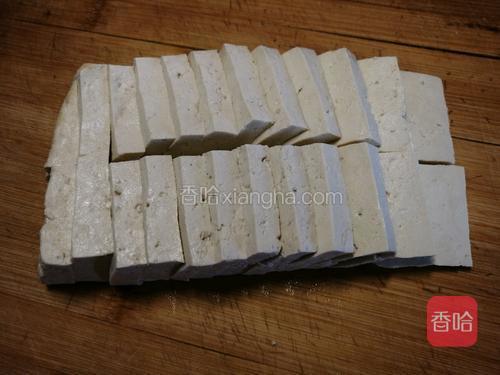 豆腐晾凉切成1cm左右的方块