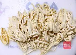 Illustration of how to make cold kelp shreds 2