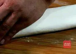 Illustration of how to make black sesame rolls 5