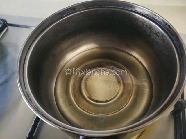 制作面糊，先将玉米油加热，倒入搅拌盆。