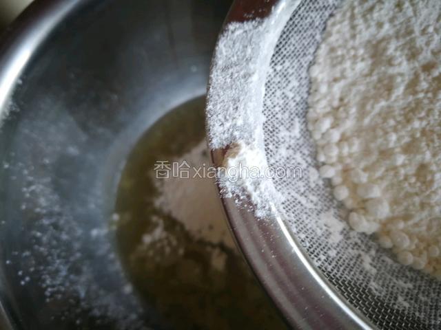 然后，筛入低粉热烫，划拌均匀。