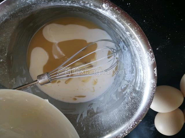 放入盐、牛奶划拌。