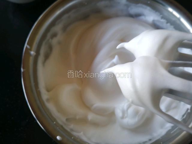 制作蛋白霜，蛋白放入几滴白醋，白糖分三次放入，低速打融化，高速干性打发，打发至霜勾坚挺。。