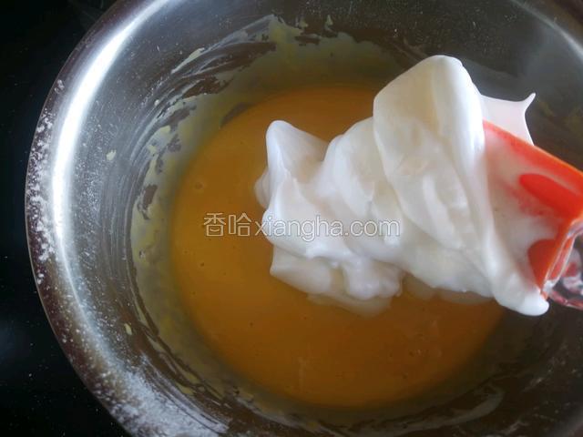 蛋白霜分三次放入面糊，翻拌均匀。