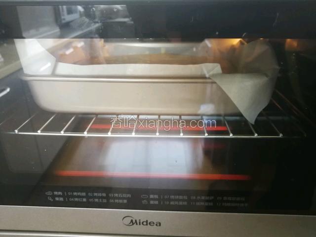 烤箱150℃预热5分钟，放置中层，上下管150℃烤70分钟。