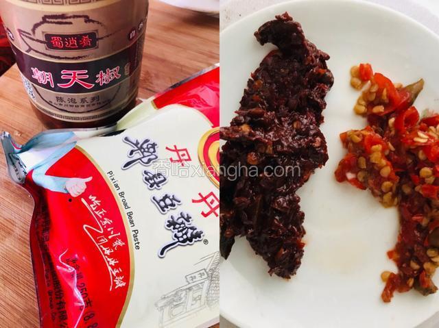 郫县豆瓣酱、泡椒分别剁细比例1:1