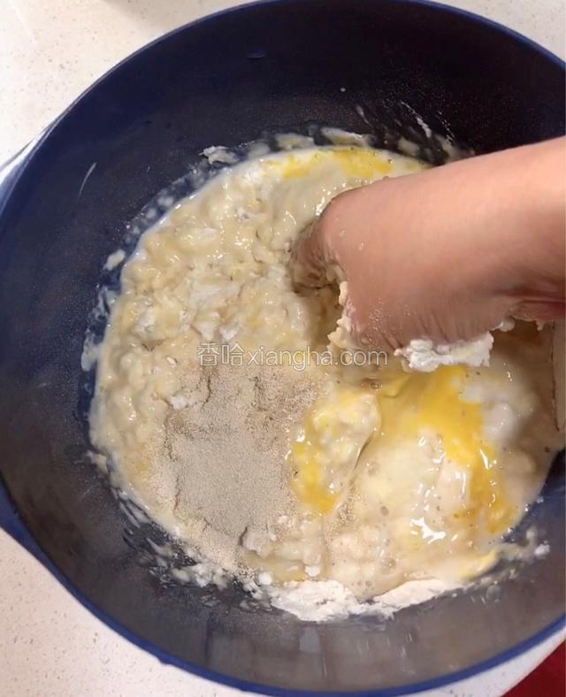 加入酵母，搅拌均匀。