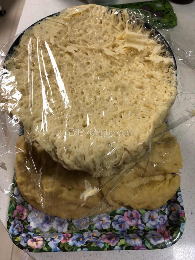 发好的面，盆小了，溢出来了（搞笑了）