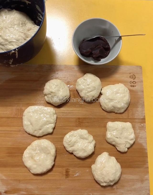 准备好红豆沙，揉好小面团。
