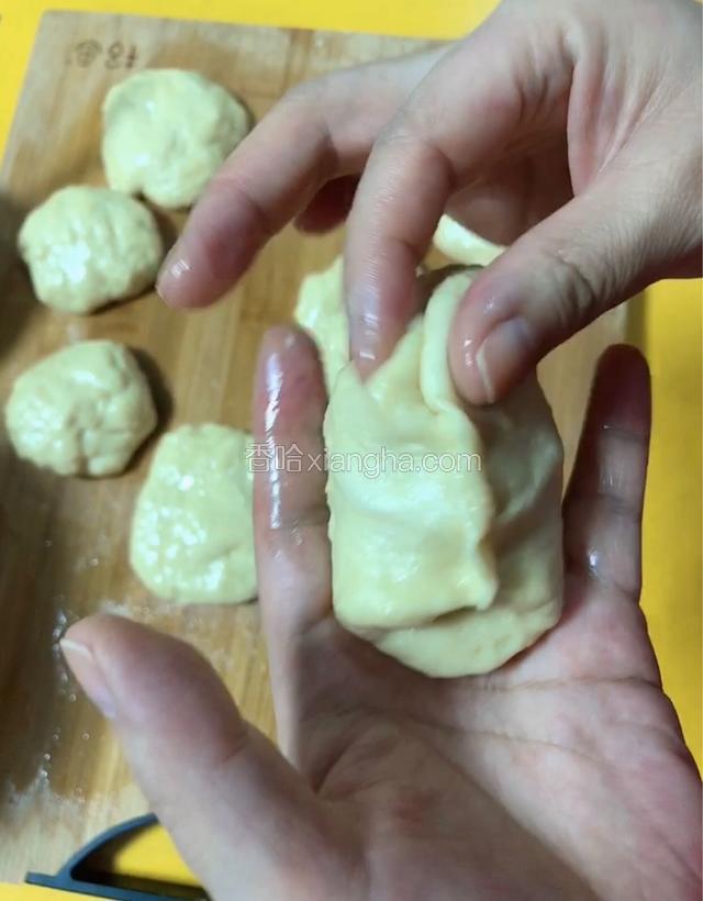 将红豆沙包入面团中，揉好按扁，可以上锅了。