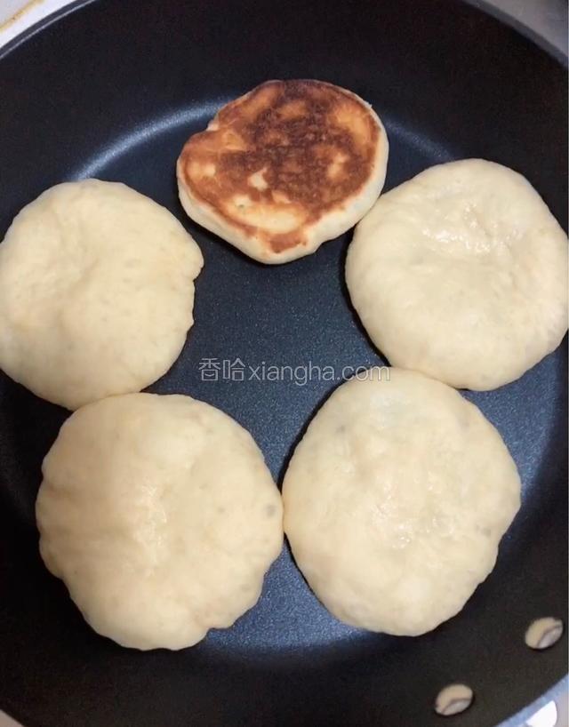 小火焖四五分钟，翻面。这锅没有加油，所以颜色深了，放少量的油，颜色会很焦黄。