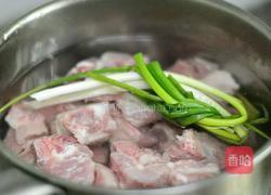 土豆炖排骨的做法图解1