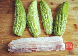 五花肉炒苦瓜片的做法图解1