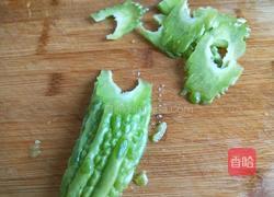 五花肉炒苦瓜片的做法图解2