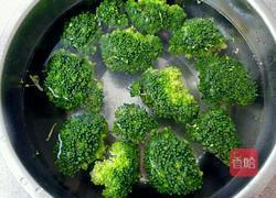 虾仁爆炒西蓝花的做法图解1