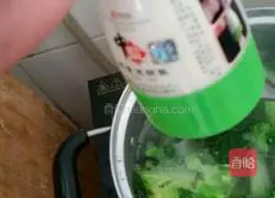 Illustration of how to make garlic broccoli 3