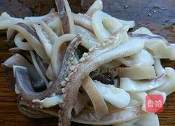 鱿鱼炒韭菜的做法图解2