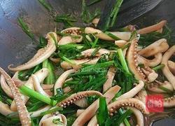 鱿鱼炒韭菜的做法图解7